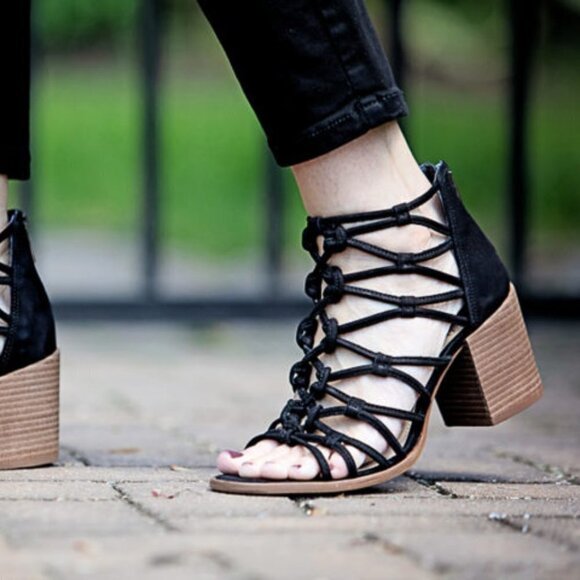 VINCE Camuto BNWT Sandals Black "Karika" Leather - Picture 2 of 8